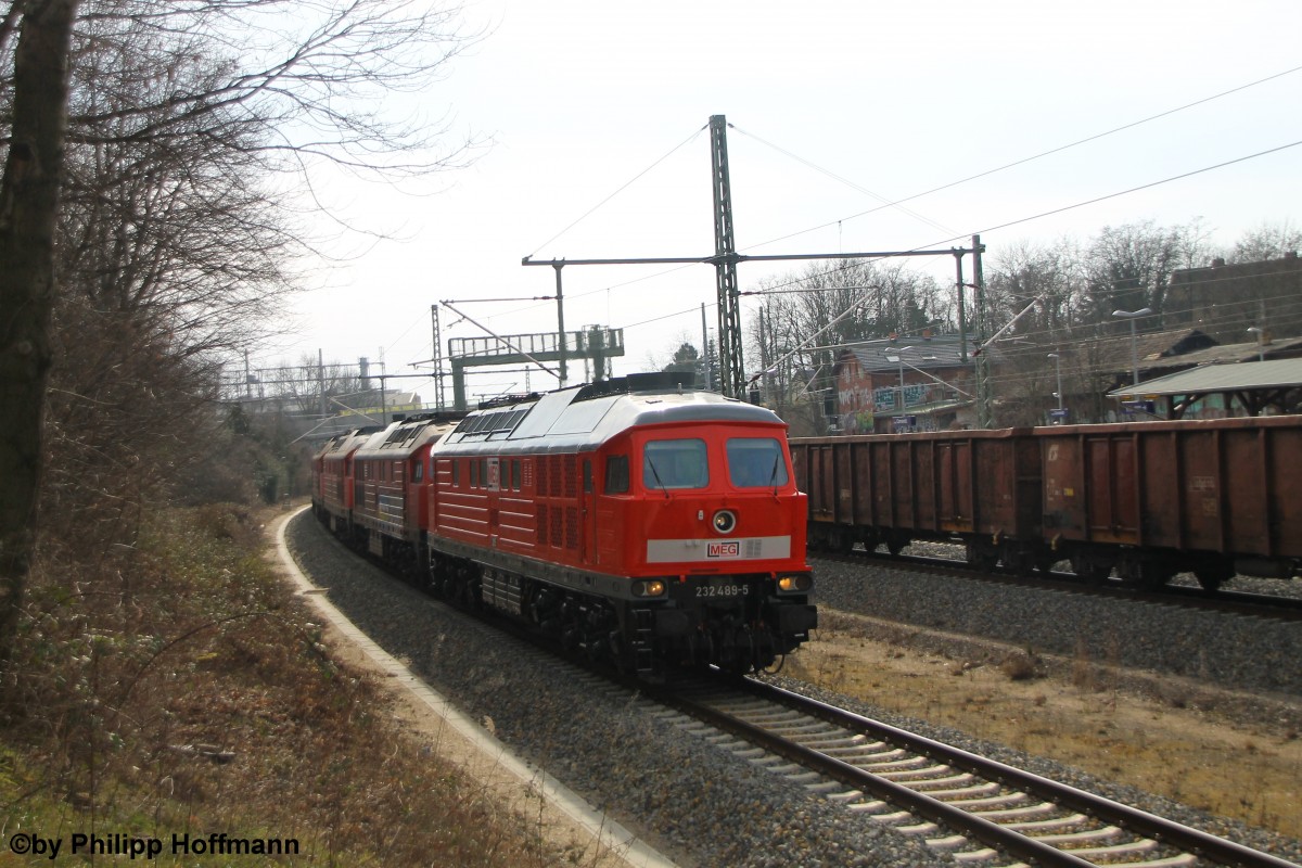 Am 17.März wurden 5 Russen von Chemnitz nach Halle überführt. Danach geht der Zug weiter nach Magdeburg, dort ist dann leider das Ende für die Loks. Gezogen wurde der Zug von 232 489-5 (MEG 315). Ich konnte den Zug in Leipzig Connewitz erwischen.
Ich hatten eigentlich den Zug total vergessen und saß zu Hause , wo mir das wieder einfiel. Gott sei Dank hatte der Zug ein bisschen plus. Also schnell aufs Fahrrad und zum S-Bahnhof.
Das Licht ist Nachmittags nicht sehr optimal und stand deshalb auf dem Bahnsteig wo es gerade so ging. So grün wurde es dann, tja bloß dann kam so eine scheiß Dispokacke Namens 189 930 hinter meinem Rücken hervor und stellte sich genau ins Bild. Also hieß es für mich, trotz gebrellten Fuß, schnell zur Fußgängerbrück und rüber auf die andere Seite. Gerade drüben angekommen kam dann auch schon der Zug, aber im totalen Gegenlicht. Trotz Gegenlicht ist das Bild einigermaßen geworden, find ich.
