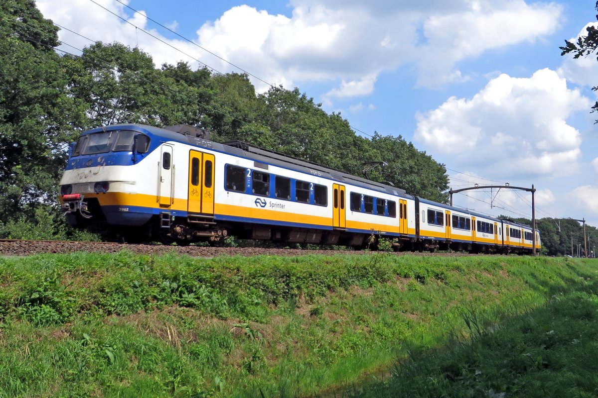 Am 18 Juli 2020 passiert NS 2962 der Fotograf in Tilburg Oude Warande.