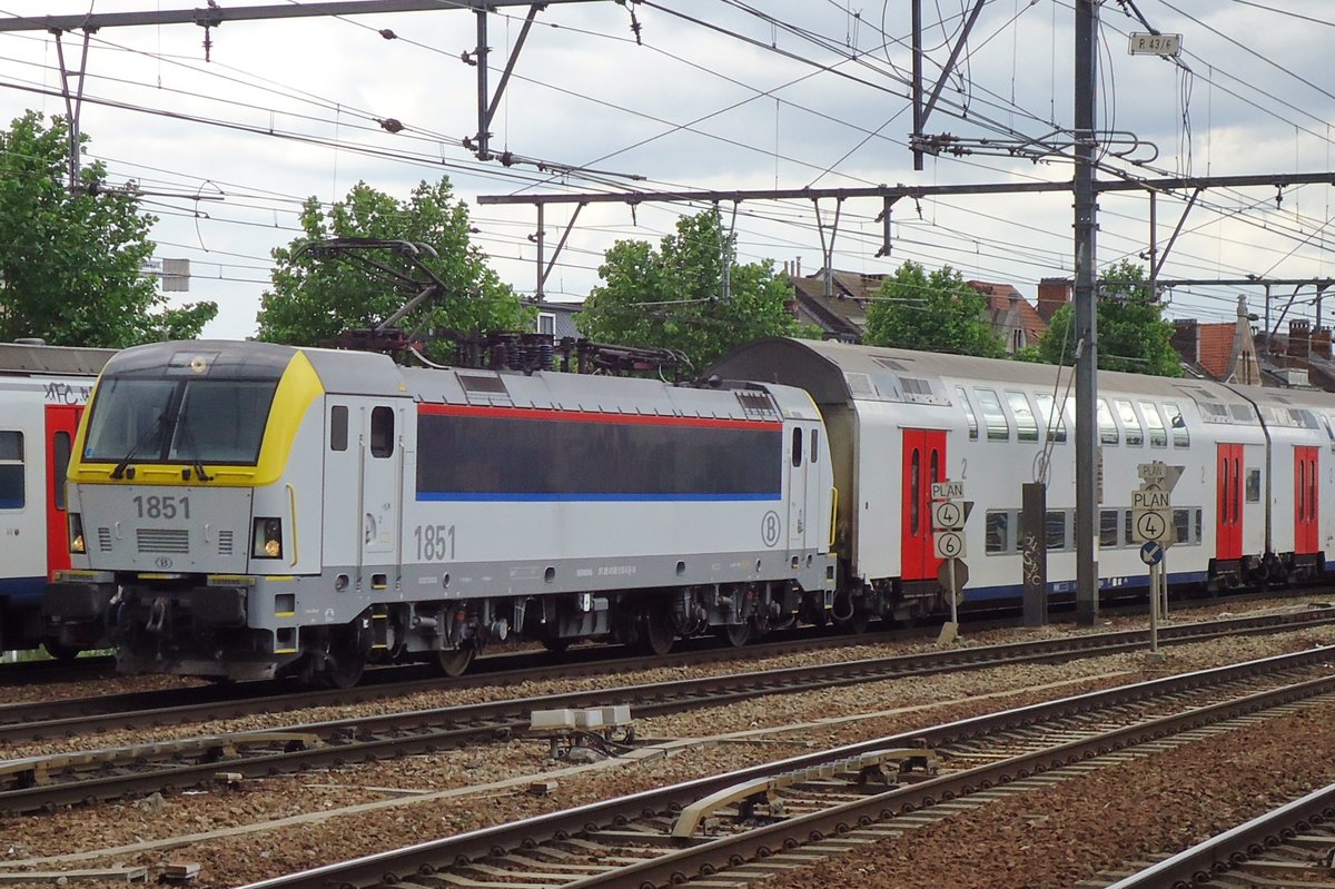 Am 18 Juni 2014 verlässt NMBS 1851 Antwerpen-Berchem.