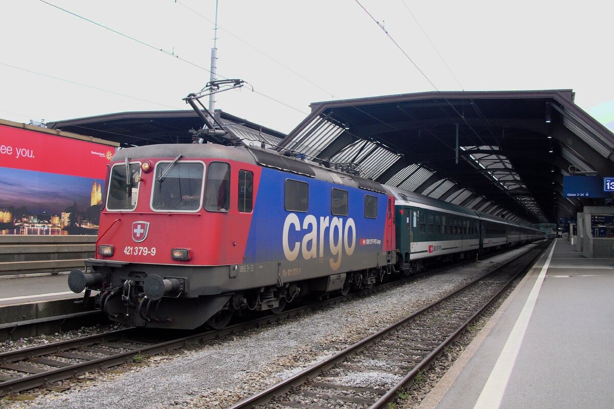 Am 18 Mai 2010 steht SBB 421 379 mit EC nach Bregenz abfahrtbereit in Zürich HB.