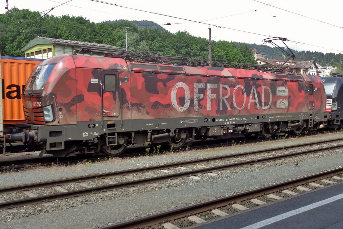 Am 18 Mai 2018 hlt TX Log 193 555 in Kufstein. 