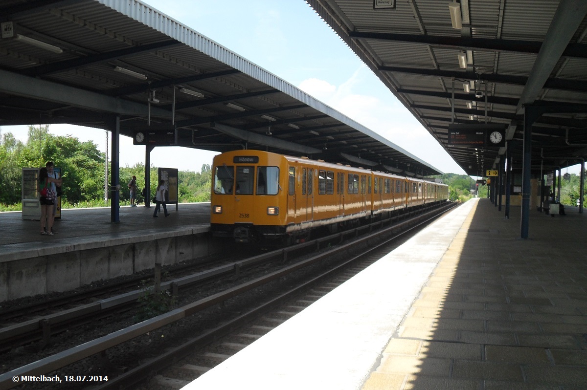 Am 18.07.2014 f�hrt die U-Bahn der Linie 5 nach H�now in den Bahnhof Wuhletal ein.