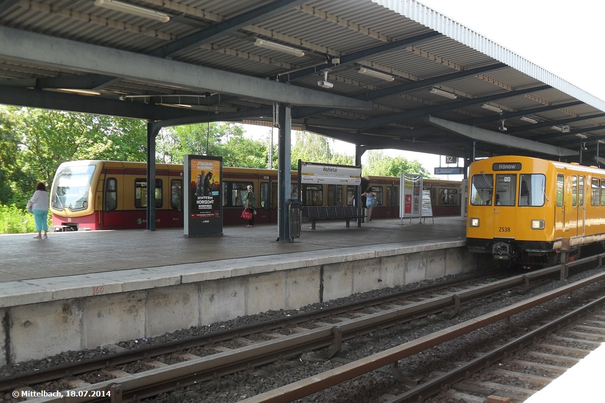 Am 18.07.2014 fahren parallel die U-Bahn der Linie 5 nach H�now und die S-Bahn der Linie 5 nach Strau�berg in den Bahnhof Wuhletal ein.