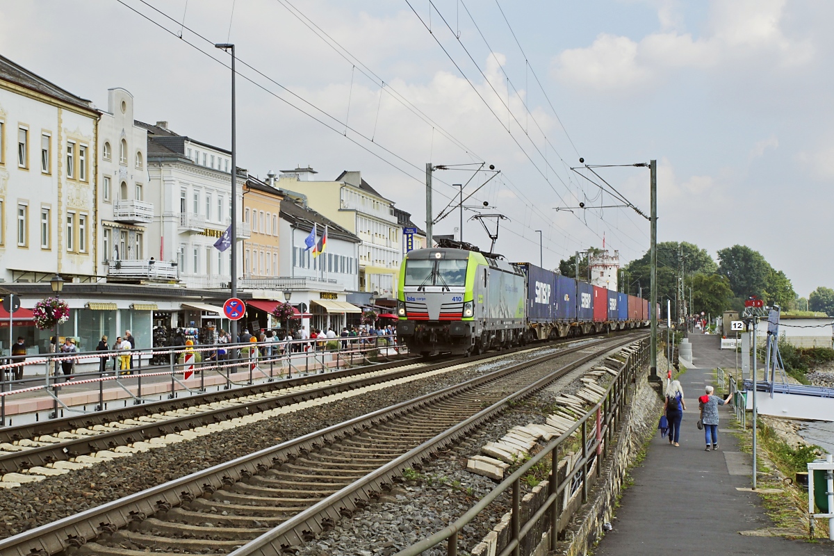 Am 18.09.2021 ist die BLS Cargo-475 410 mit einem Güterzug in Rüdesheim nach Norden unterwegs. Die stark befahrene Bahnstrecke trennt den gern und (jetzt wieder) gut besuchten Weinort vom Rhein. Immer wieder gab es Überlegungen, die Bahn in einen Tunnel zu verlegen, doch die scheinen endgültig ad acta gelegt worden zu sein.