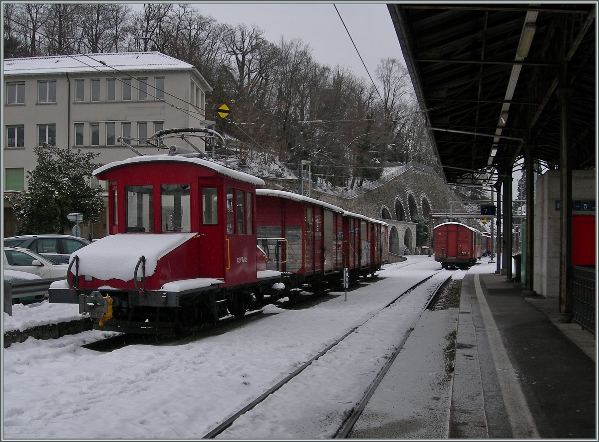 Am 19. Jan. 2016 war der CEV Te 82 mit ihren Güterwagen in Vevey noch ziemlich eingeschneit. 