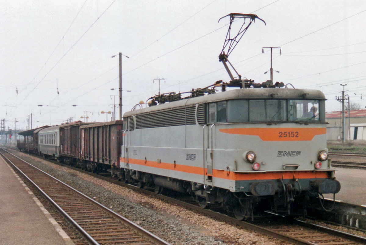 Am 19 Mai 2004 schlept 25152 ein kurzer Mischguterzug durch Thionville.