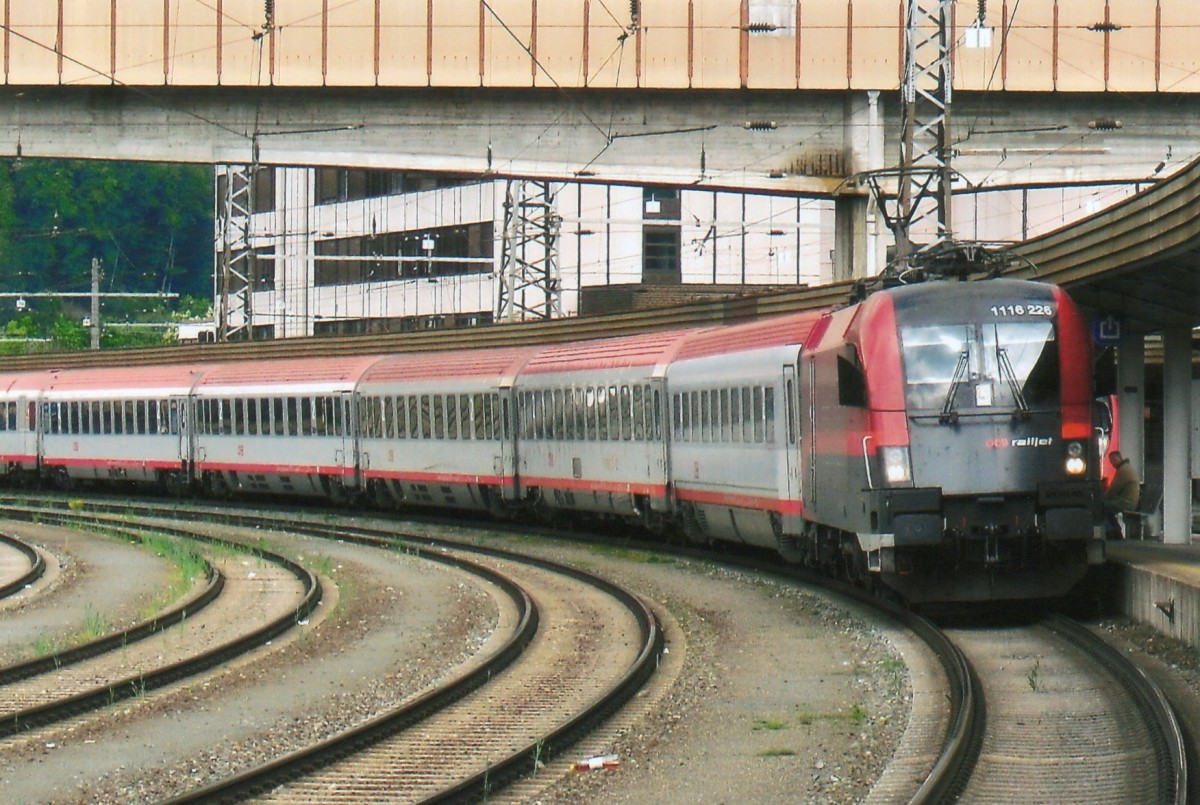 Am 19 mai 2010 steht 1116 226 in Kufstein. Doe Lok hat schön RailJet-Farben bekommen, ist jedoch noch in normaler Einsatz.