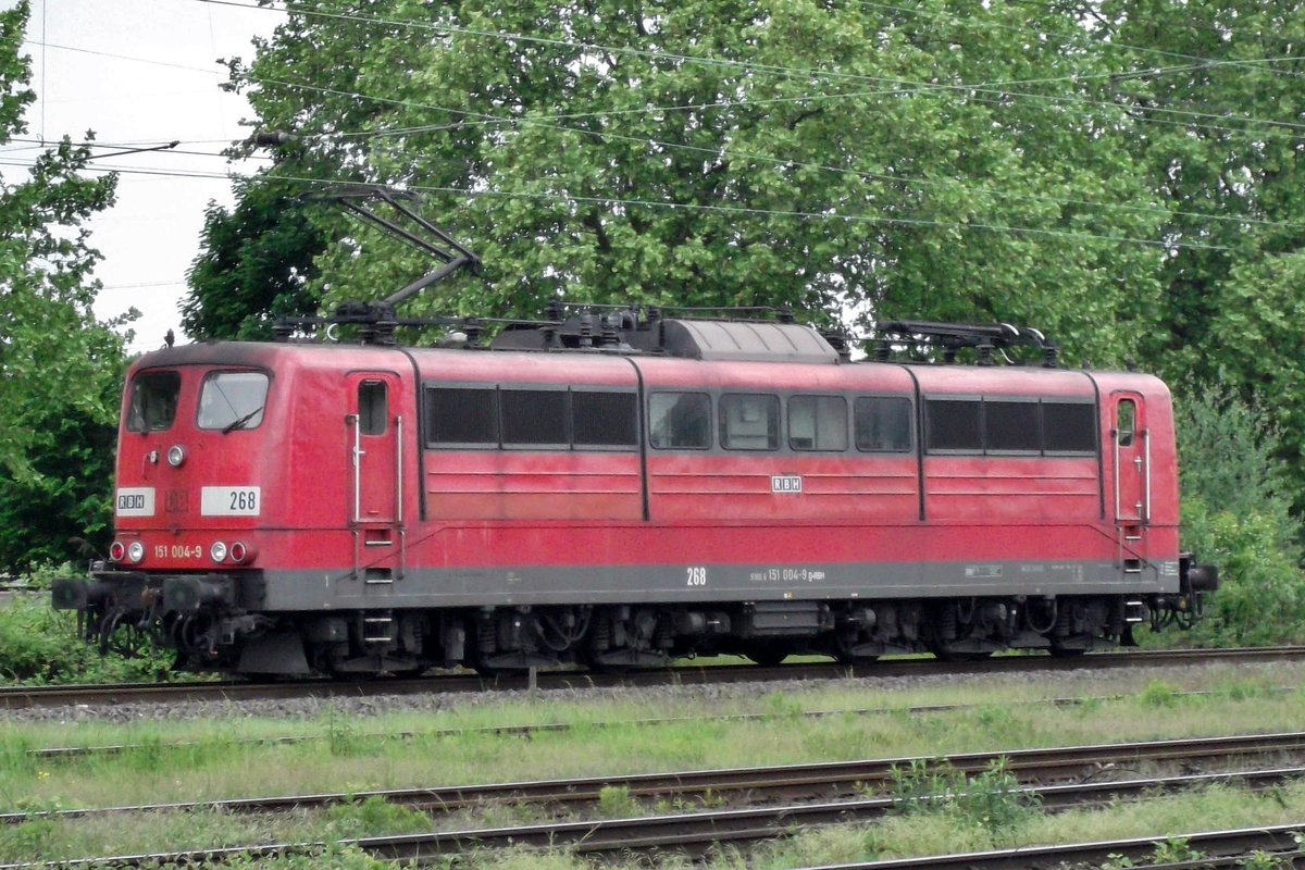 Am 19 Mai 2015 durchfahrt 151 004 Oberhausen Osterfeld Süd. 