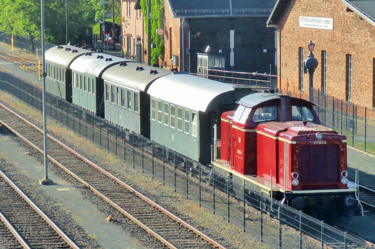 Am 19 Mai 2018 steht 211 041 mit ein Sonderzug in Neuenmarkt-Wirsberg.