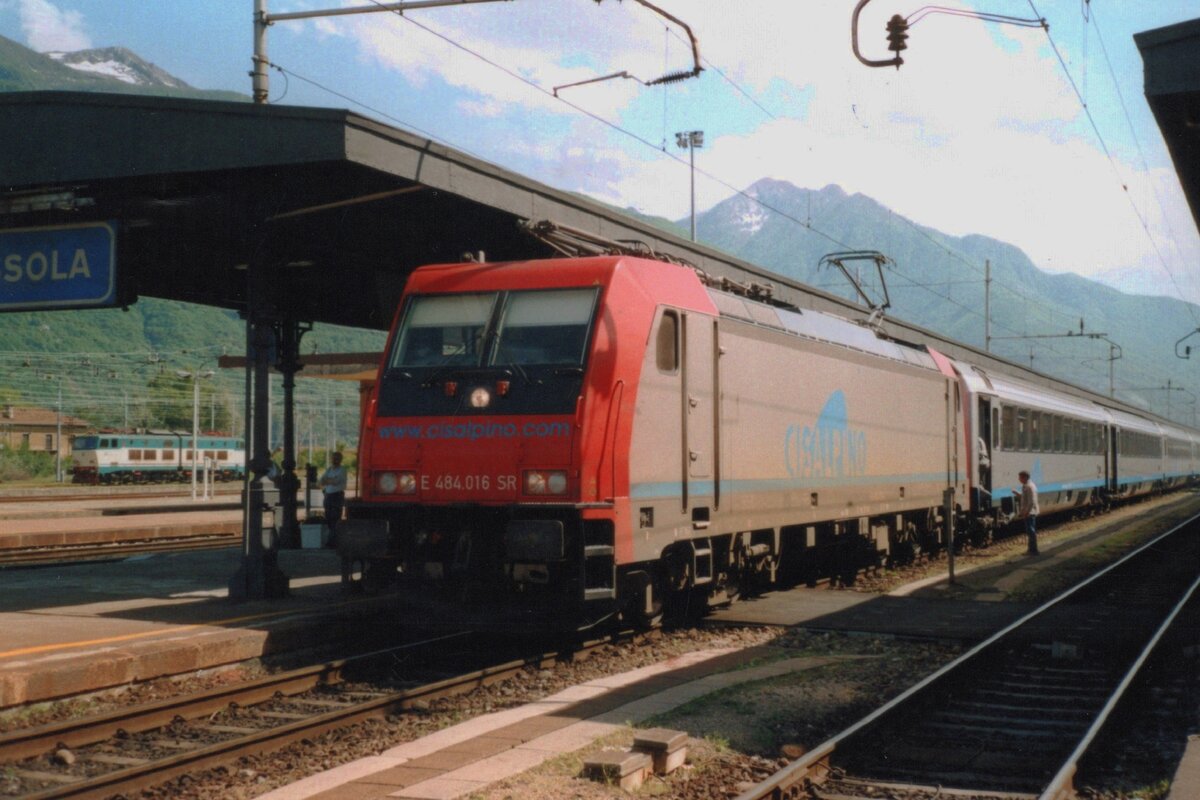 Am 19 Mai 206 steht SBBCI Söldner 484 016 für CisAlpino mit ein EC Milano Centrale--Basel SBB ins Grenzbahnhof Domodossola.
