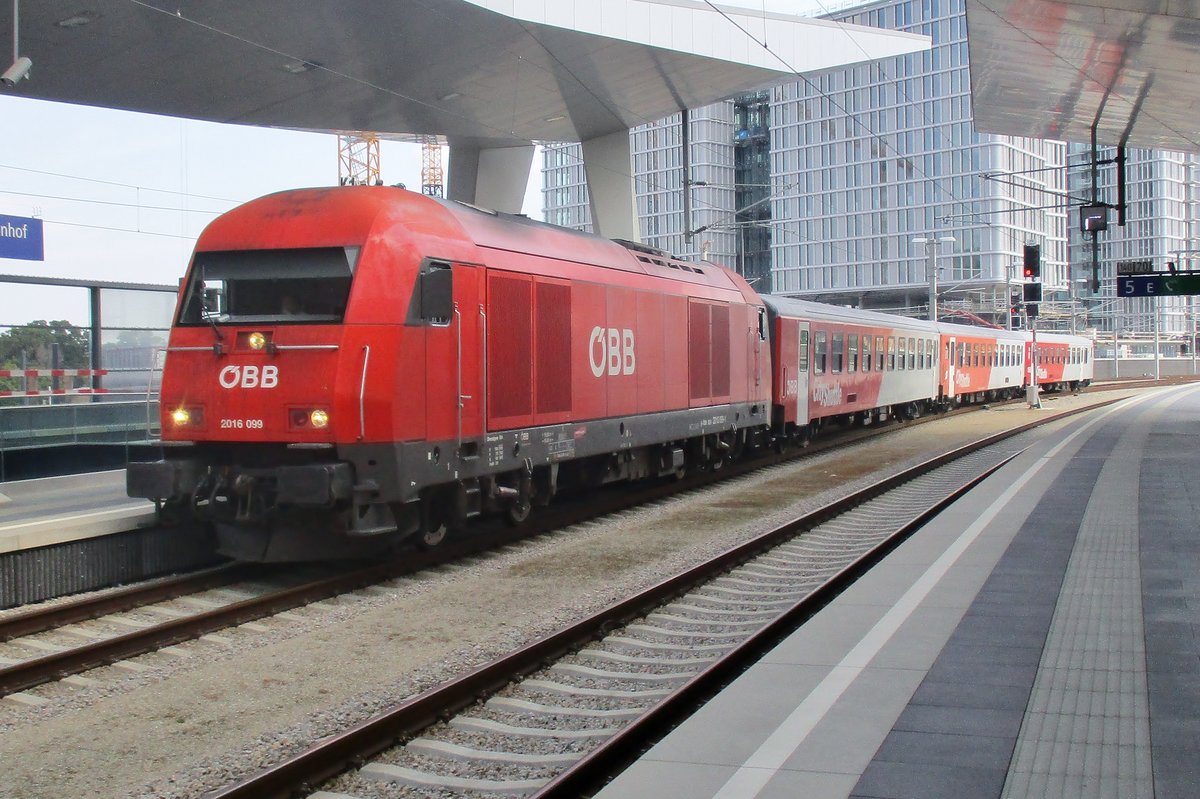 Am 19 September 2018 treft 2016 099 in Wien Hbf ein.