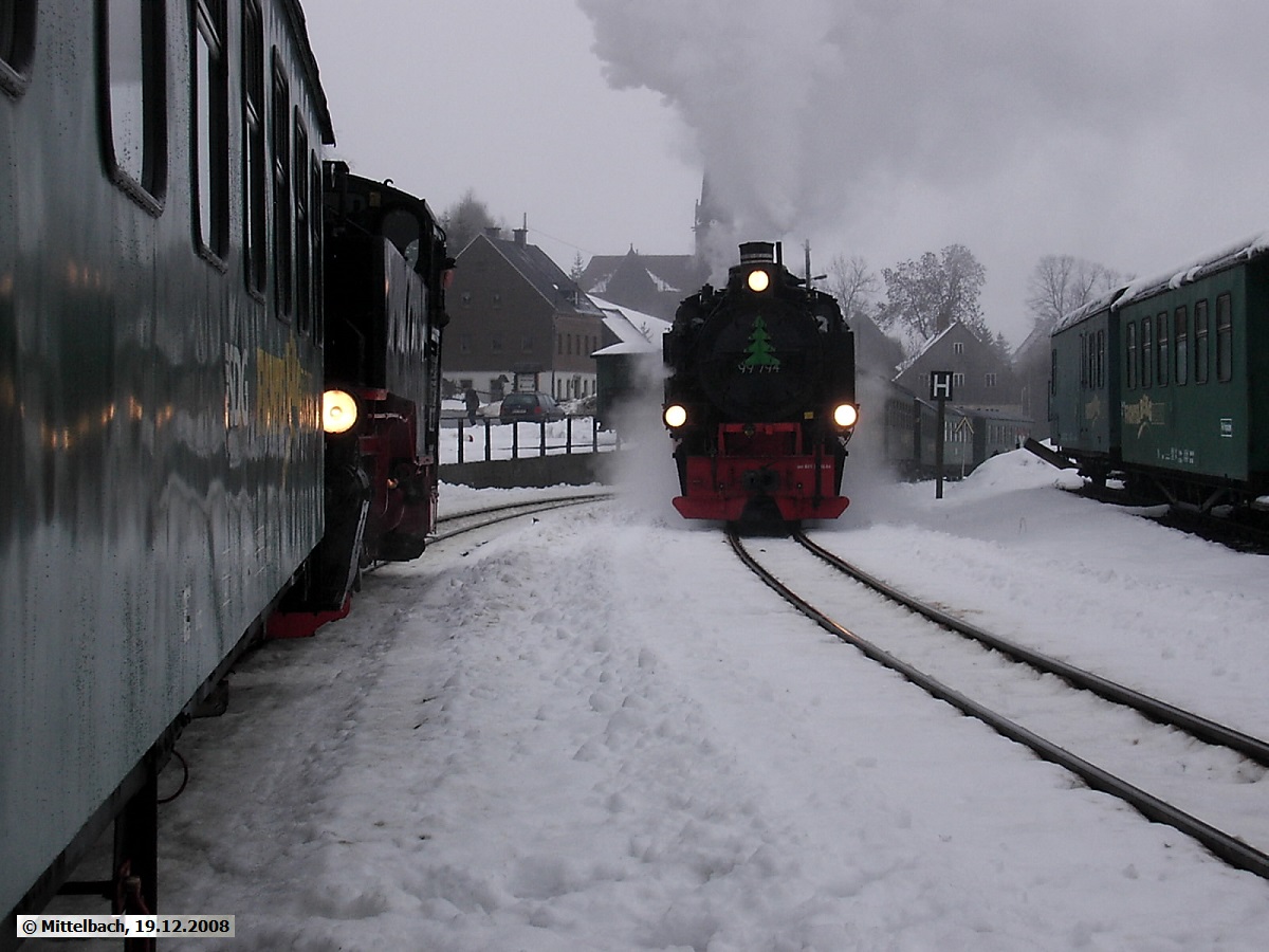 Am 19.12.2008 kreuzten im Bahnhof Hammerunterwiesenthal 99 772 (aus Oberwiesenthal), als Ersatz f�r die am Vortag ausgefallene 99 773 mit 99 794 (aus Cranzahl).
