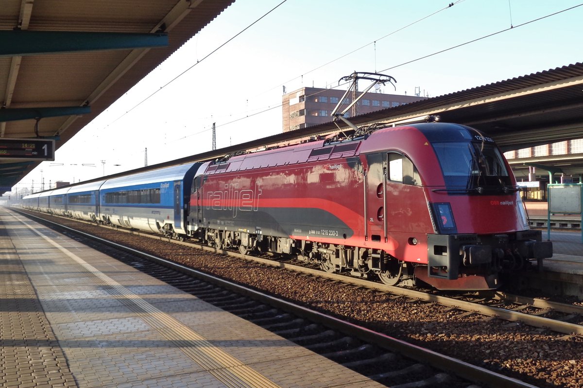 Am 2 Januar 2017 steht ein RailJet nach Prag mit 1216 230 am Ende in Pardubice.