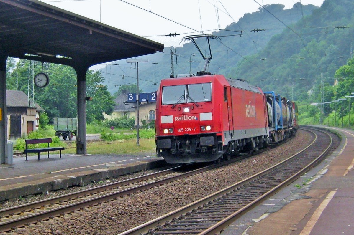 Am 2 Juni 2012 legt 185 236 sich mit ein KLV in Boppard in die Kurve. 