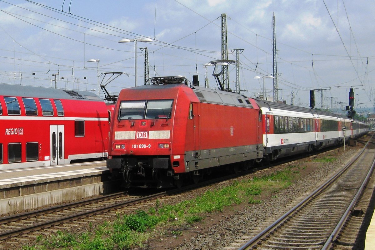 Am 2 Juni 2012 treft 101 090 mit EC-7 in Koblenz Hbf ein. 