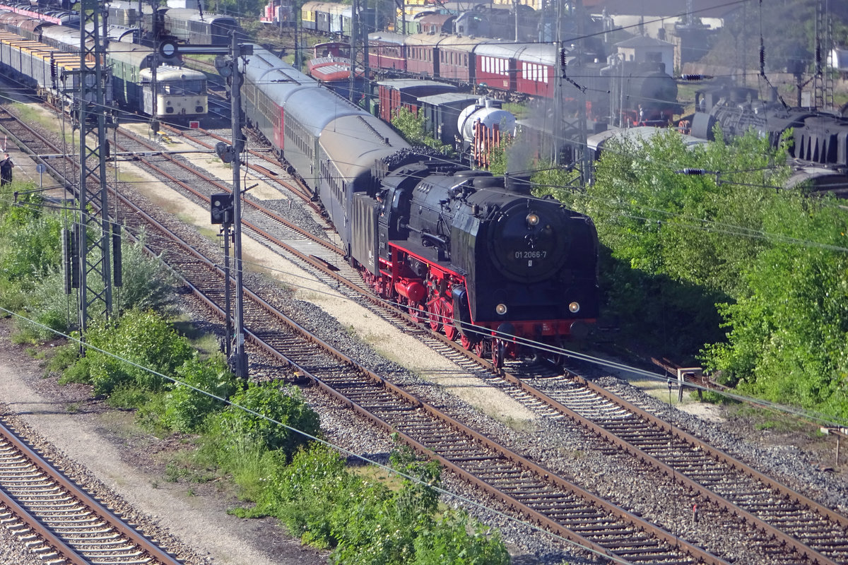 Am 2 Juni 2019 verschiebt 01 2066 deren Sonderzug ins BEM in Nördlingen.