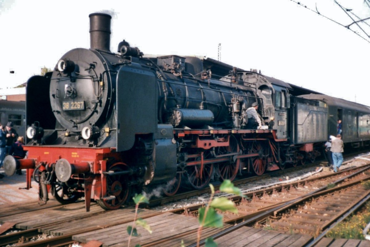 Am 2 NOvember 1999 steht 38 2267 mit ein Sonderzug in Solingen-Ohligs. 