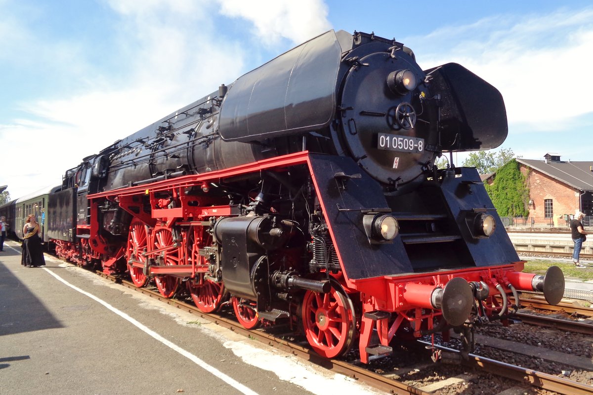 Am 20 Mai 2018 steht 01 0509 mit ein Dampfpendelzug über die schiefe Ebene in Neuenmarkt-Wirsberg.