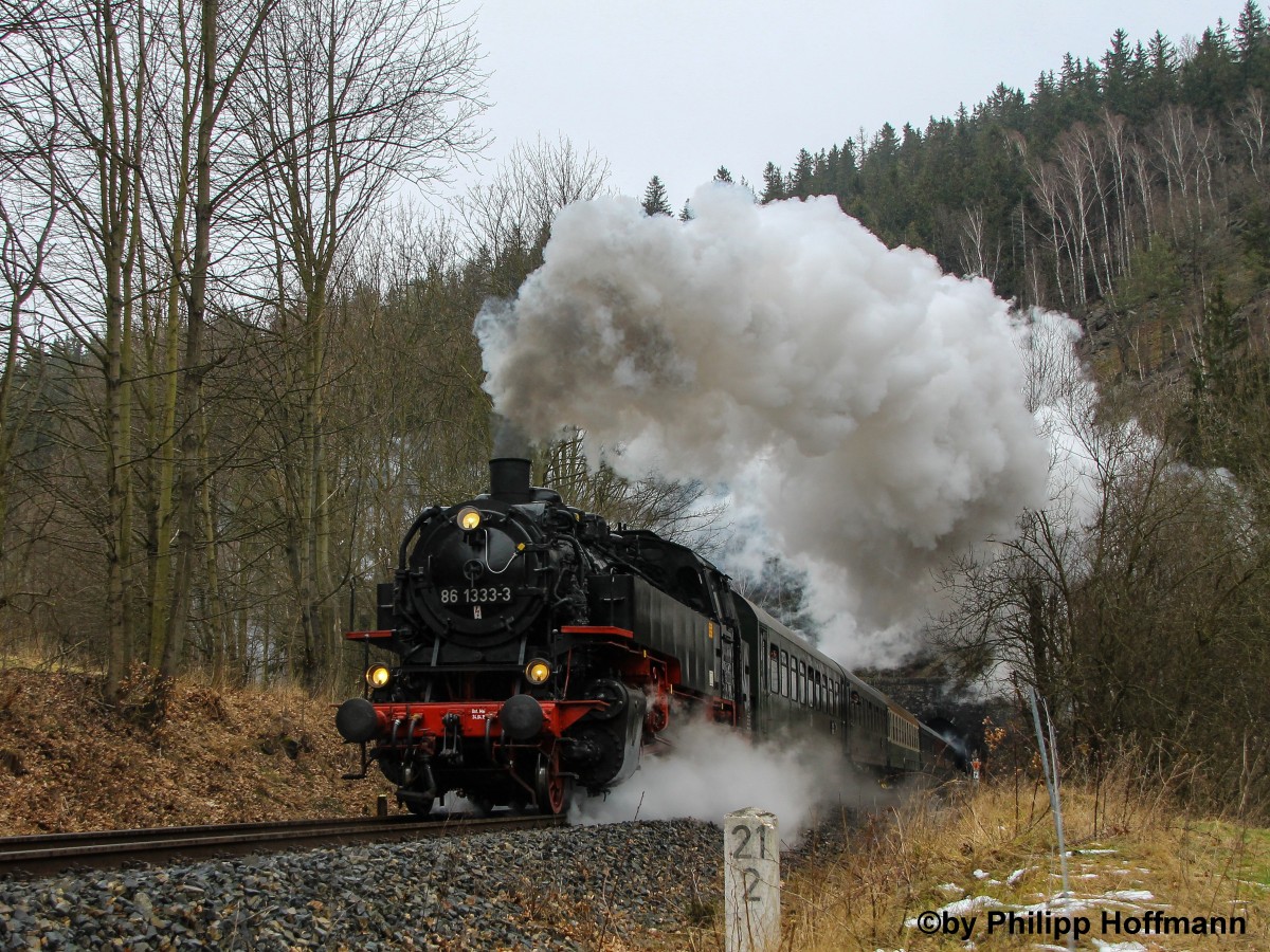 Am 20.02 fuhr 86 1333-3 mit Schubunterstützung von 112 565 für den Lausitzer Dampflok Club e.V. einen Sonderzug auf dem Zwischenstück Dresden-Altenberg. Zuvor wurde er von 03 2155 von Cottbus nach Dresden gebracht.
86 1333-3 am Kilometer 21,2 auf der Müglitztalbahn.