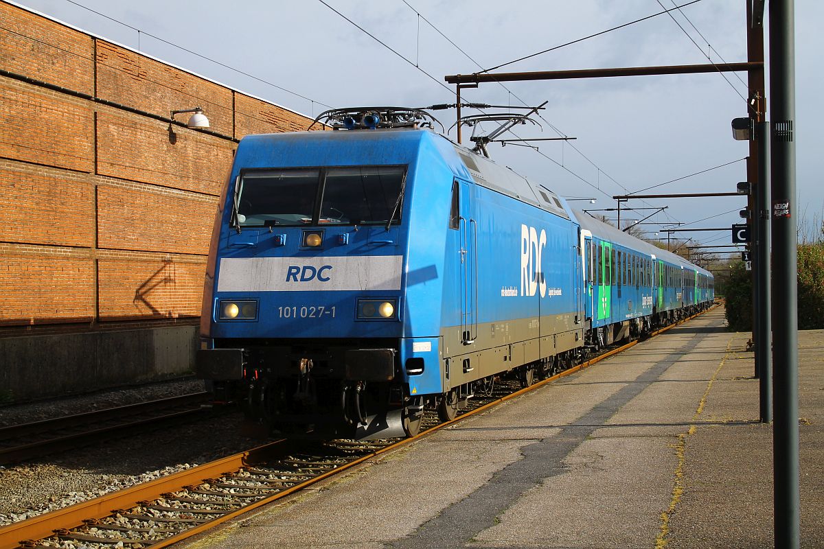 Am 20.04.2024 fuhr der SJ EN 346 Berlin-Gesundbrunnen - Stockholm zu einer ungewohnten Zeit. Anstatt mitten in der Nacht in Pattburg anzukommen, fuhr er bereits um 17.51 Uhr im Grenzbahnhof Pattburg/Padborg ein. Zuglok war die blaue RDC 101 027.