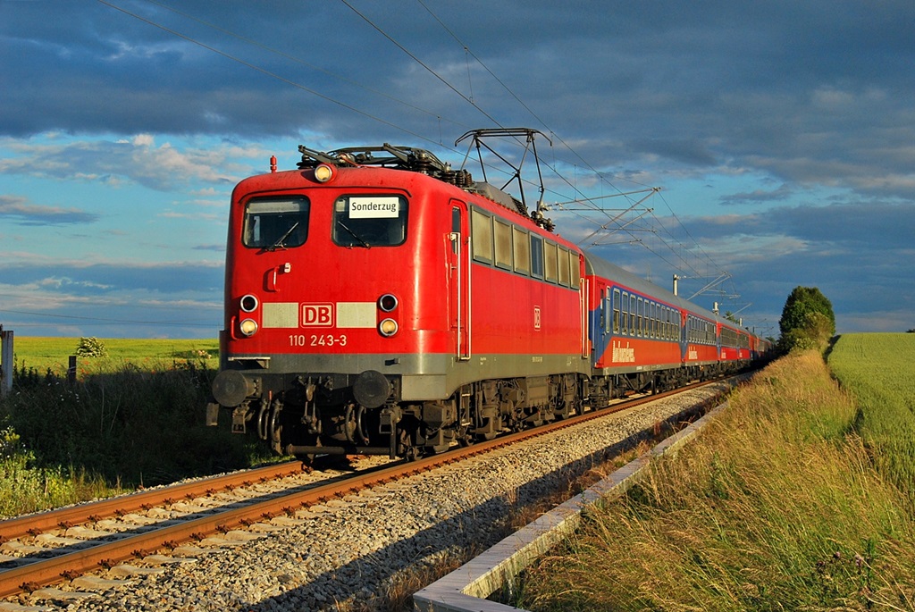 Am 20.06.2009 saust die 110 243 mit einem Sonderzug aus Berlin durch Gragetopshof ihrem Ziel Warnemnde entgegen.