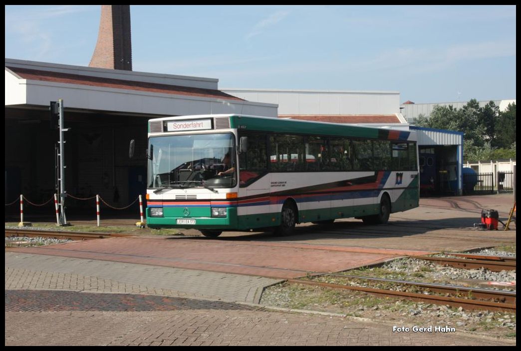 Am 20.08.2015 verlt ein Mercedes Linienbus, Typ O 407, den Betriebshof der Borkumer Kleinbahn auf Borkum.