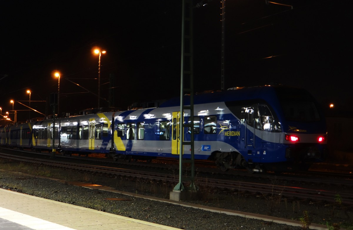 Am 20.11.13 wurden wieder zwei Triebwagen nach S�den �berf�hrt. Es waren 94 80 1430 001-6 D-BOBY und 94 80 1430 520-5 D-BOBY. Hier stehen sie am 20.11.13 in Plauen/V. oberer Bahnhof wo eine Diesellok davor gespannt wird.