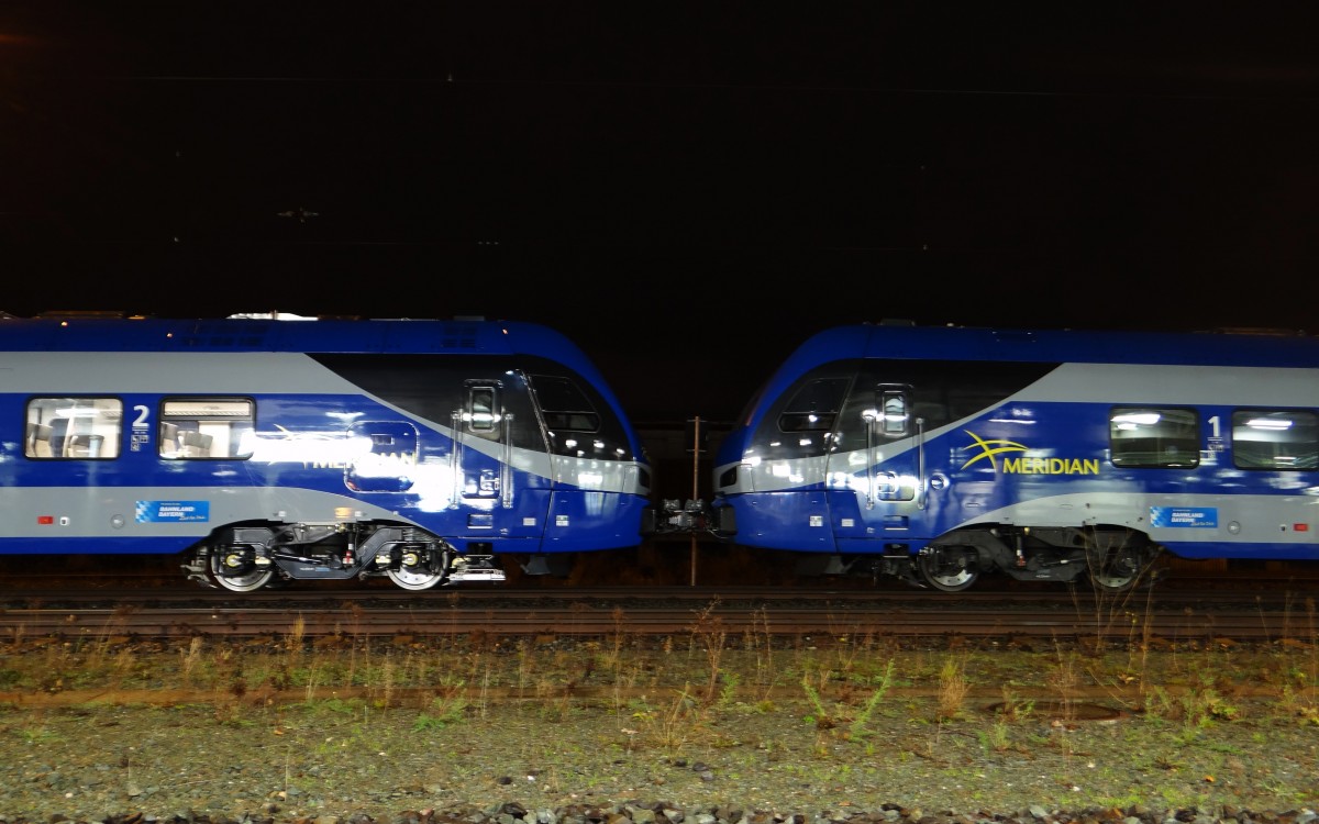 Am 20.11.13 wurden wieder zwei Triebwagen nach S�den �berf�hrt. Es waren 94 80 1430 001-6 D-BOBY und 94 80 1430 520-5 D-BOBY. Hier stehen sie am 20.11.13 in Plauen/V. oberer Bahnhof wo eine Diesellok davor gespannt wird.