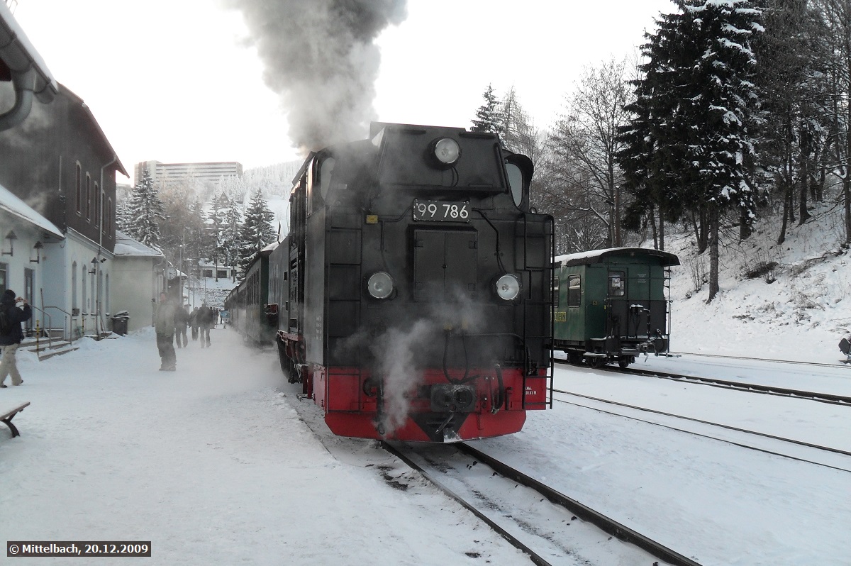 Am 20.12.2009 steht 99 786 abfahrbereit im Bahnhof Kurort Oberwiesenthal.