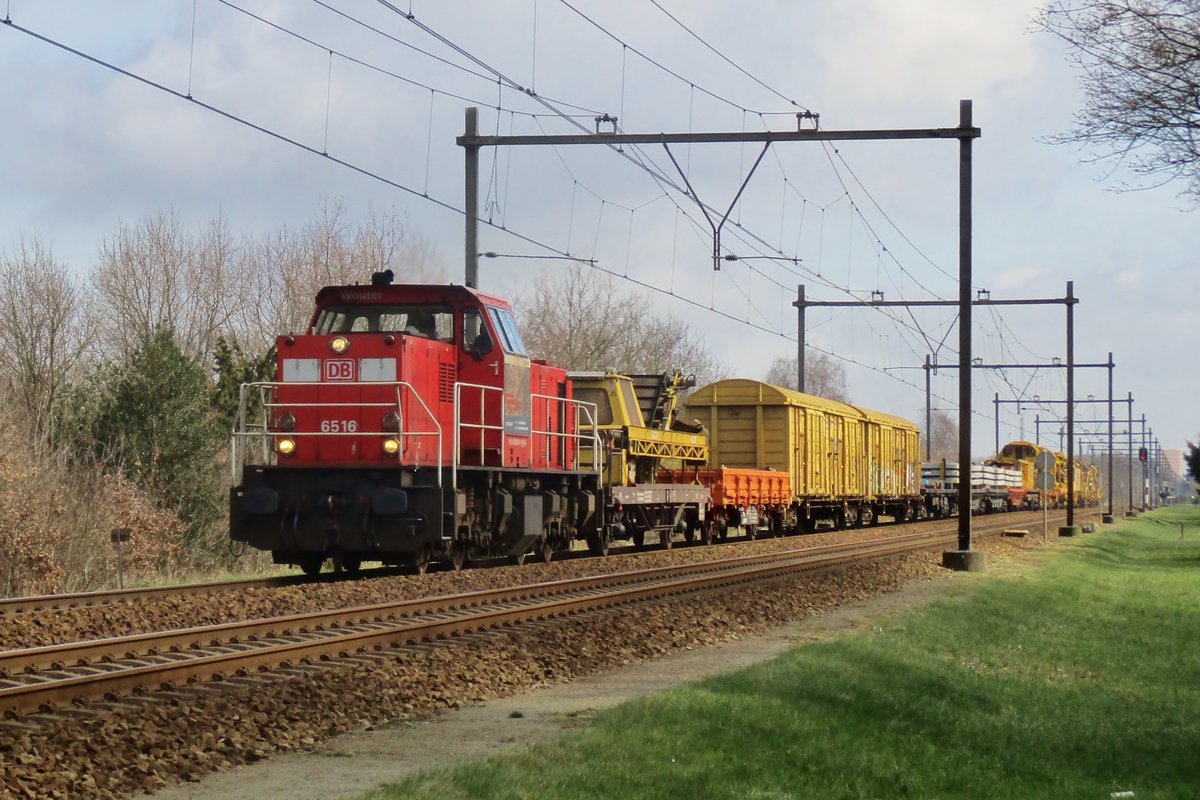 Am 21 März 2018 passiert 6516 mit ein Gleisbauzug in Schlepp Wijchen.