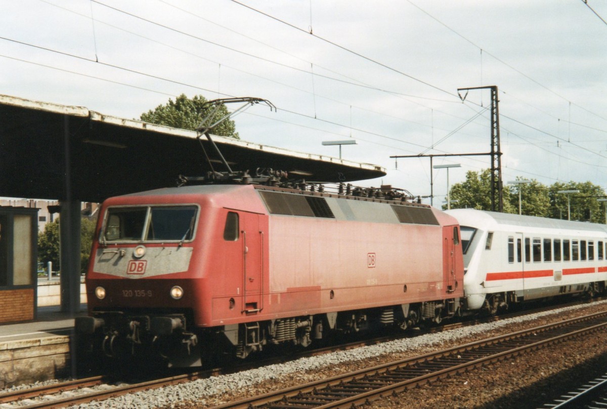 Am 21 Mai 2004 zieht 120 135 einer IC durch Kln-Deutz.