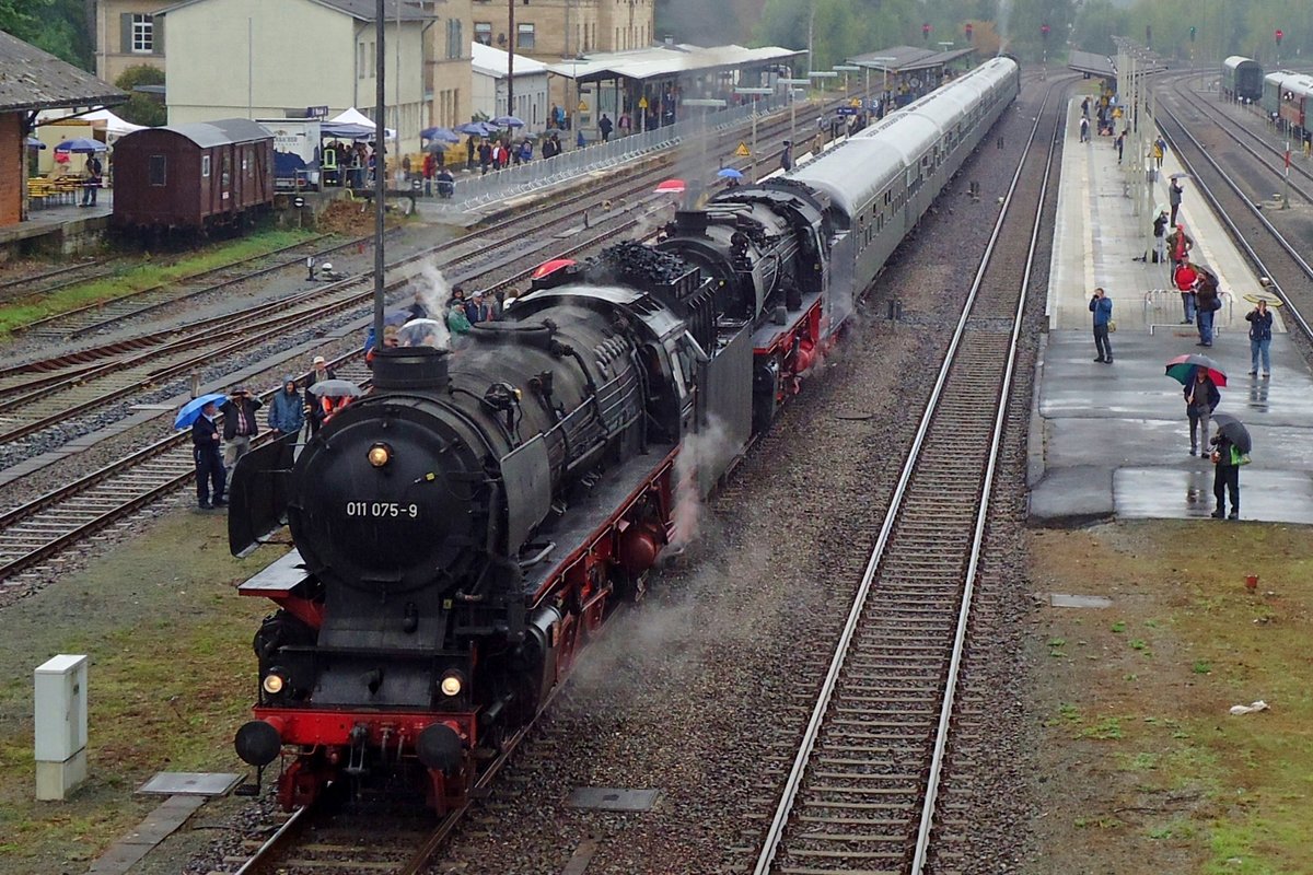 Am 21 September 2014 steht 011 075 mit ein Dampfpendel in Neuenmarkt-Wirsberg. 