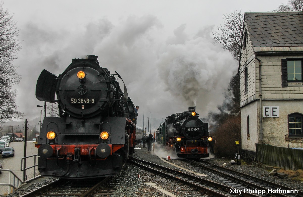 Am 21.02. feierte 50 3648-8 ihren 75.Geburtstag und der Besitzer, das S�chsiche Eisenbahnmuseum, nahm das als Anlass, eine Geburtstagsfahrt durch Erzgebirge zu machen.
Zu sehen ist das Geburtstagskind bei der Ausfahrt Cranzahl, zusammen mit 99 1785-7.
Bild des Monats Februar 2016