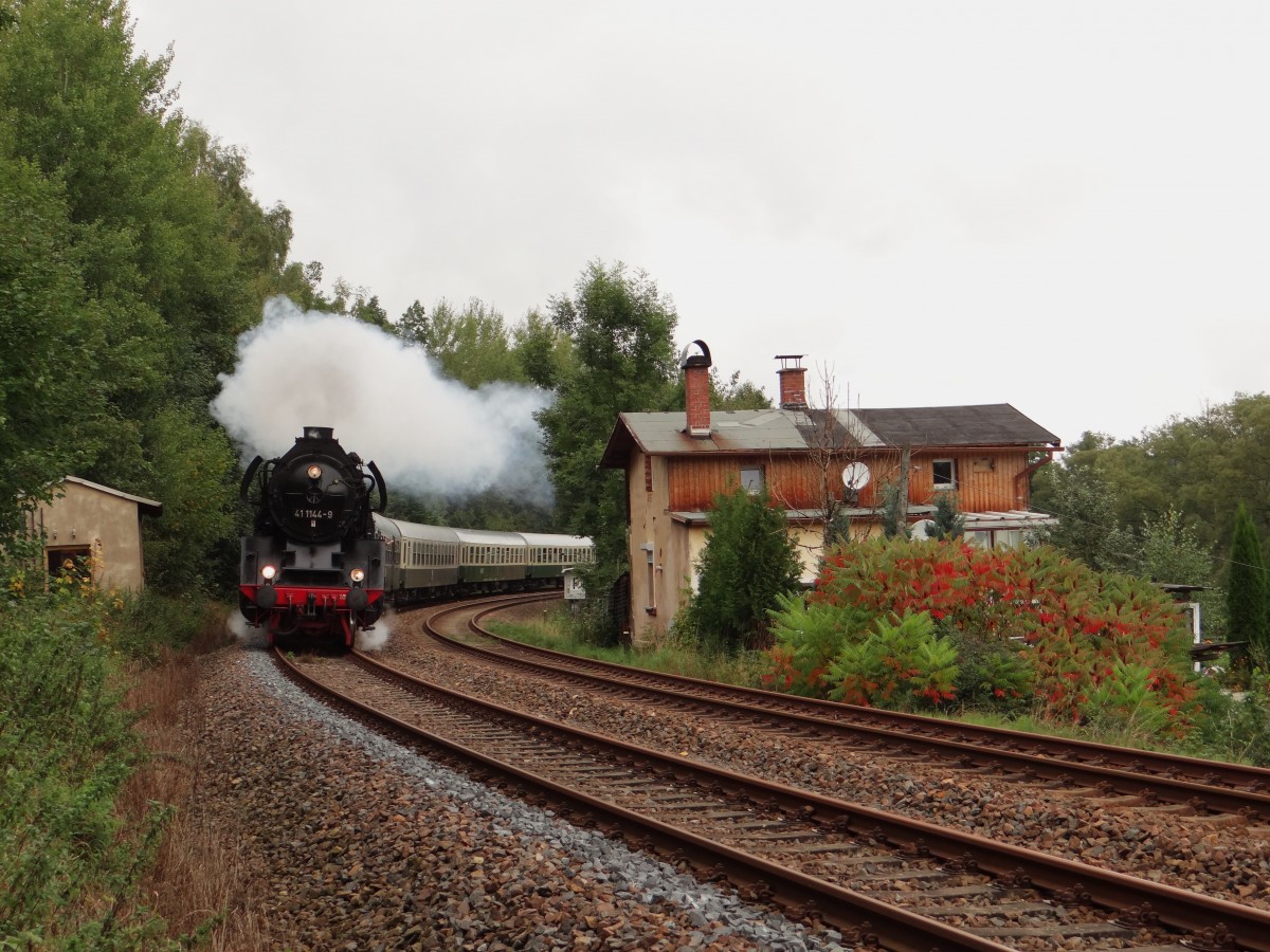 Am 21.09.13 fuhr der Elstertal-Express mit 41 1144(IGE Werrabahn) wieder von Gera nach Cheb und zur�ck. Hier zusehen in Hundsgr�n/V. 