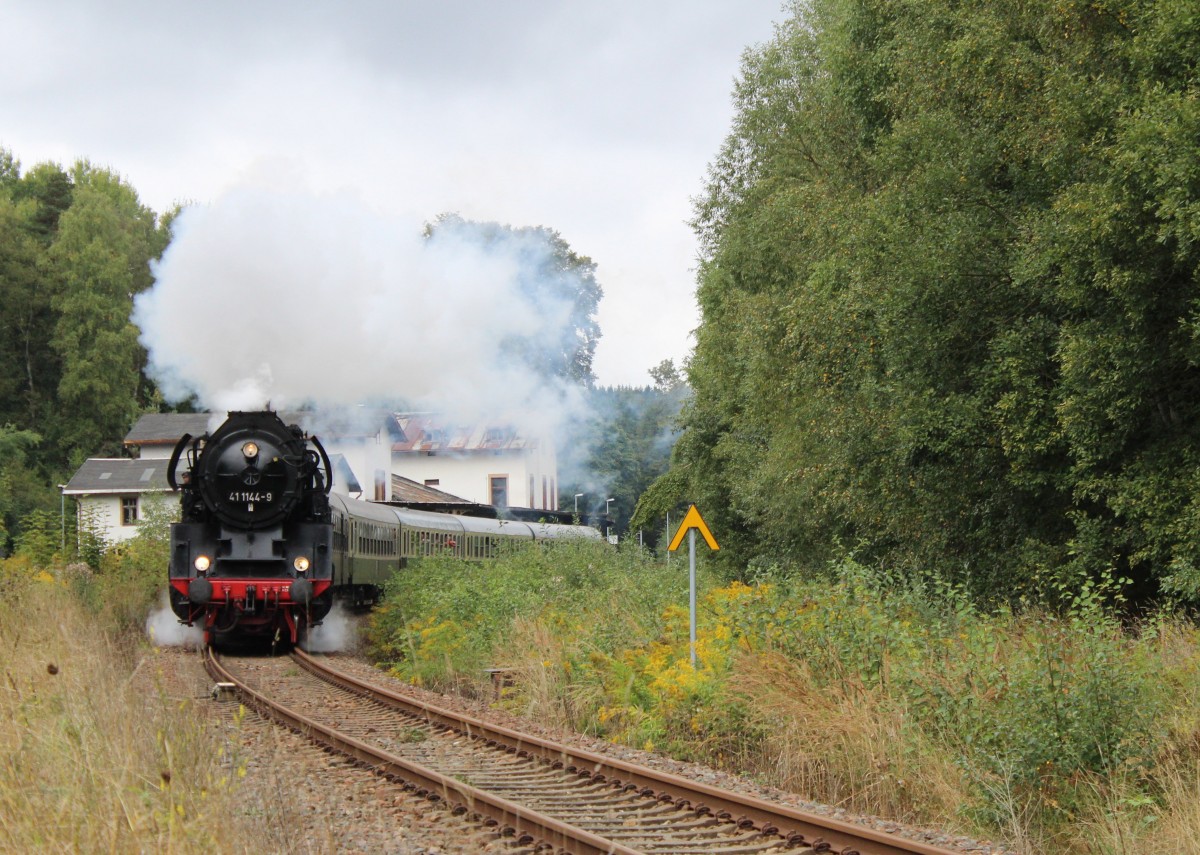Am 21.09.13 fuhr der Elstertal-Express mit 41 1144(IGE Werrabahn) wieder von Gera nach Cheb und zur�ck. Hier zusehen in Bad Elster/V.