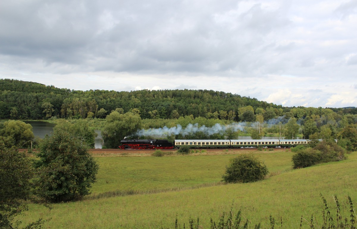 Am 21.09.13 fuhr der Elstertal-Express mit 41 1144(IGE Werrabahn) wieder von Gera nach Cheb und zur�ck. Hier zusehen kurz nach Oelsnitz/V. an der Talsperre Pirk entlang.