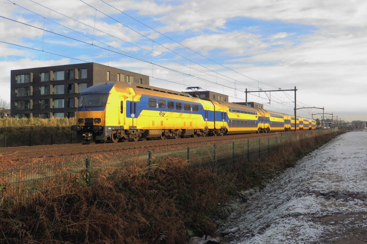 Am 22 Dezember 2021 durchfahrt NS 7632 Tilburg-Reeshof.