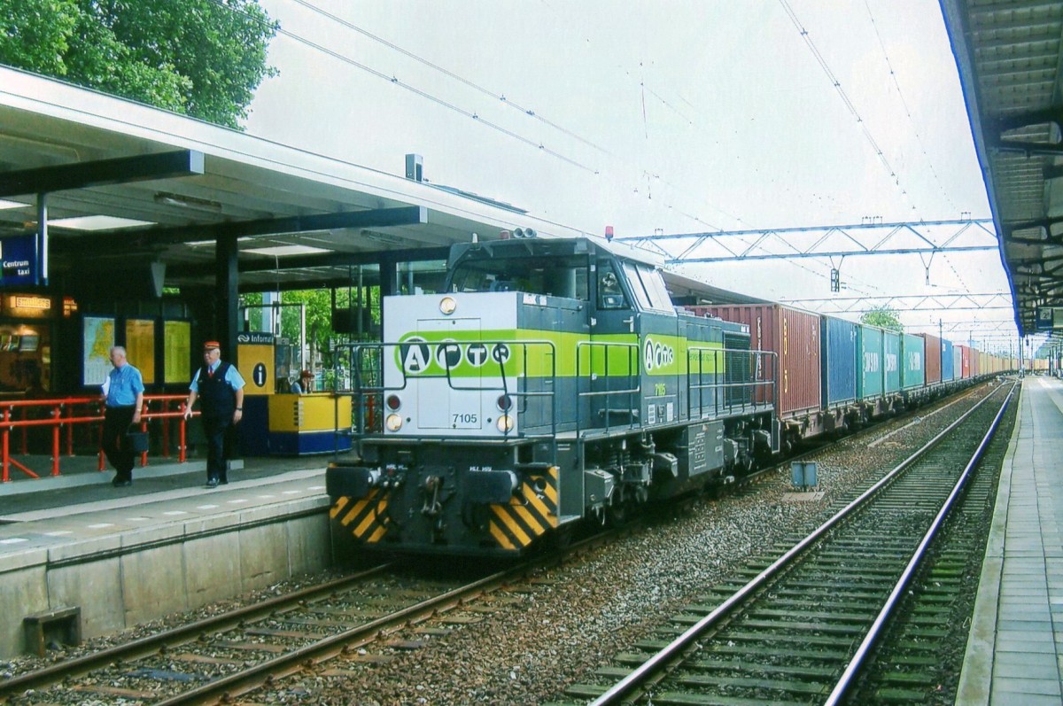 Am 22 Juni 2004 durchfahrt ACTS/HUSA 7105 Dordrecht Centraal.