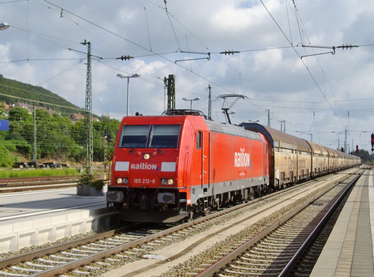 Am 22 Mai 2010 schleppt 185 212 ein PKW_Ganzzug durch Treuchtlingen. 