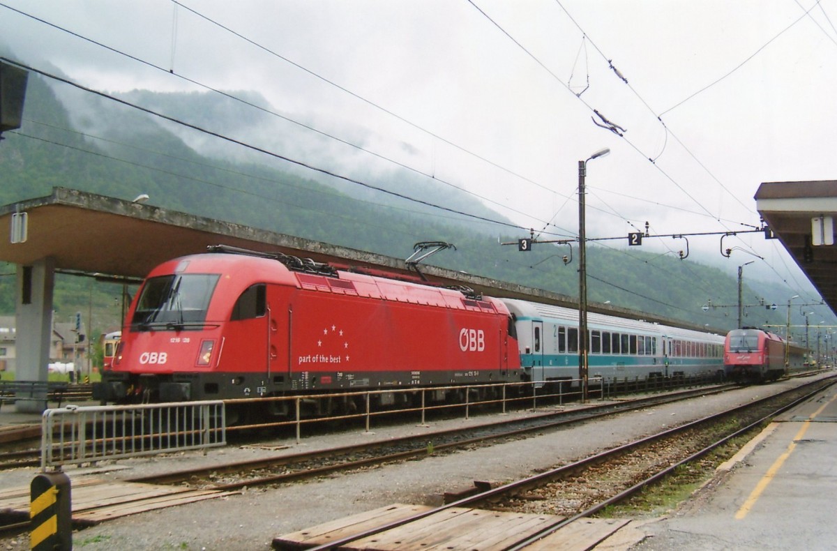 Am 22 Mai 2o009 steht ÖBB 1216 128 mit EC 'MIMARA' nach Zagreb in Jesenice. 