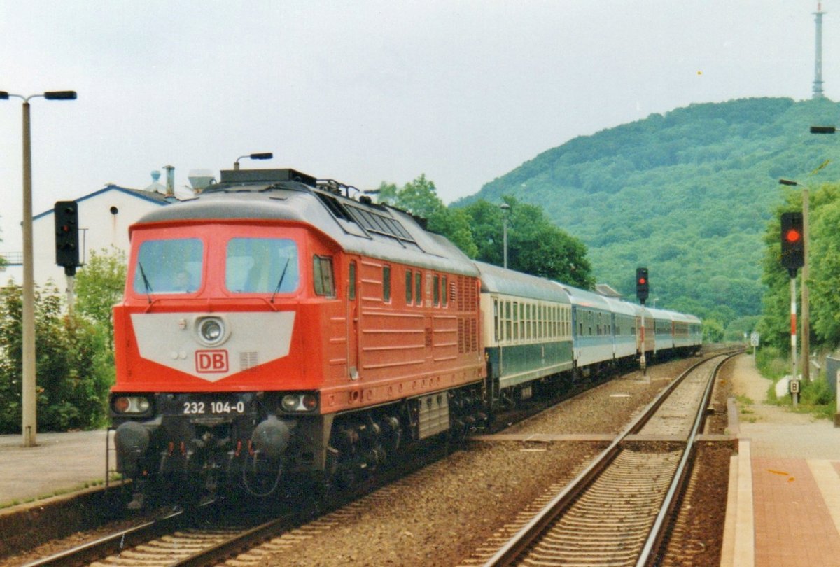 Am 22 November 1997 treft 232 104 mit ein IR in Löbau (Sachsen) ein.