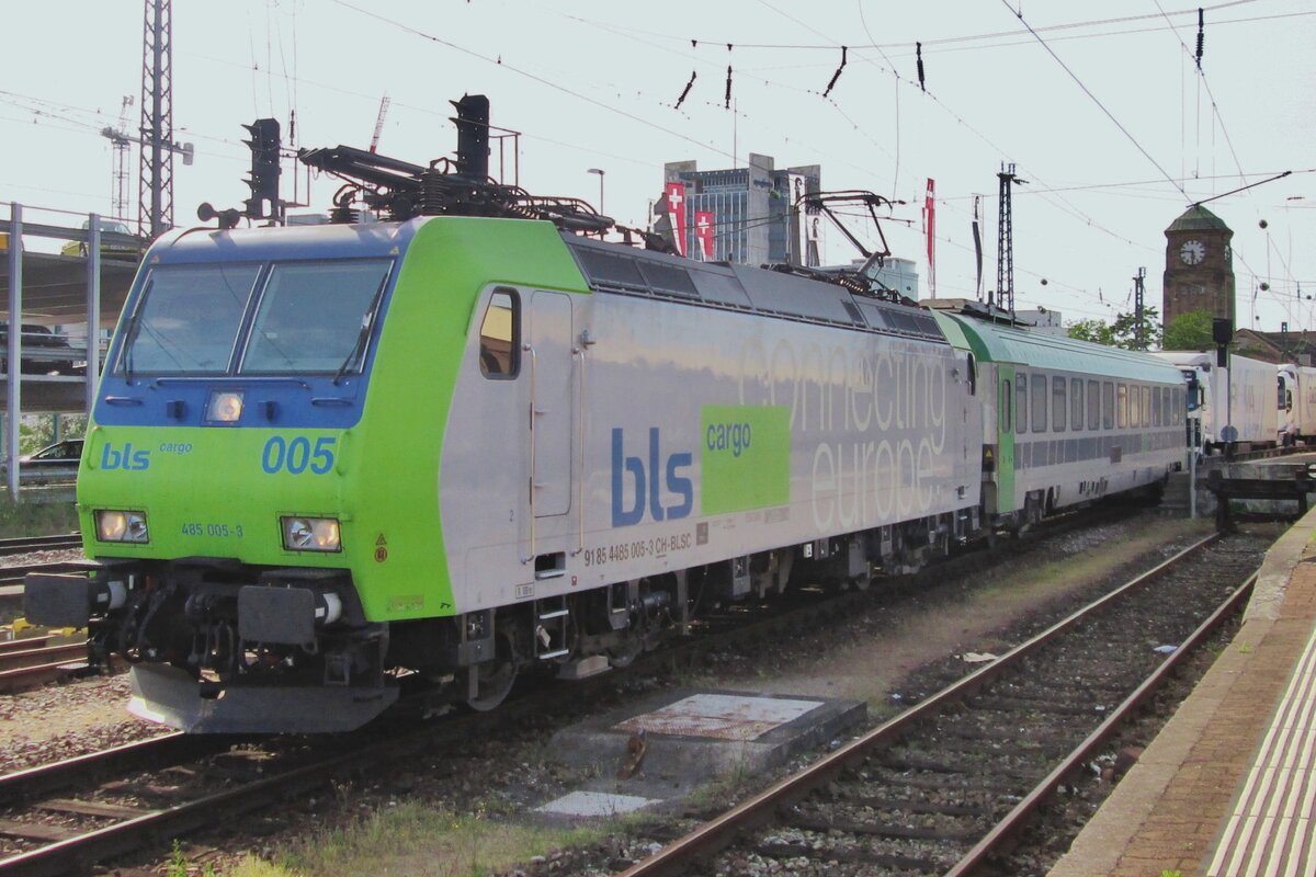 Am 22 September 2010 durchfahrt BLS 485 005 Basel Badischer Bahnhof.