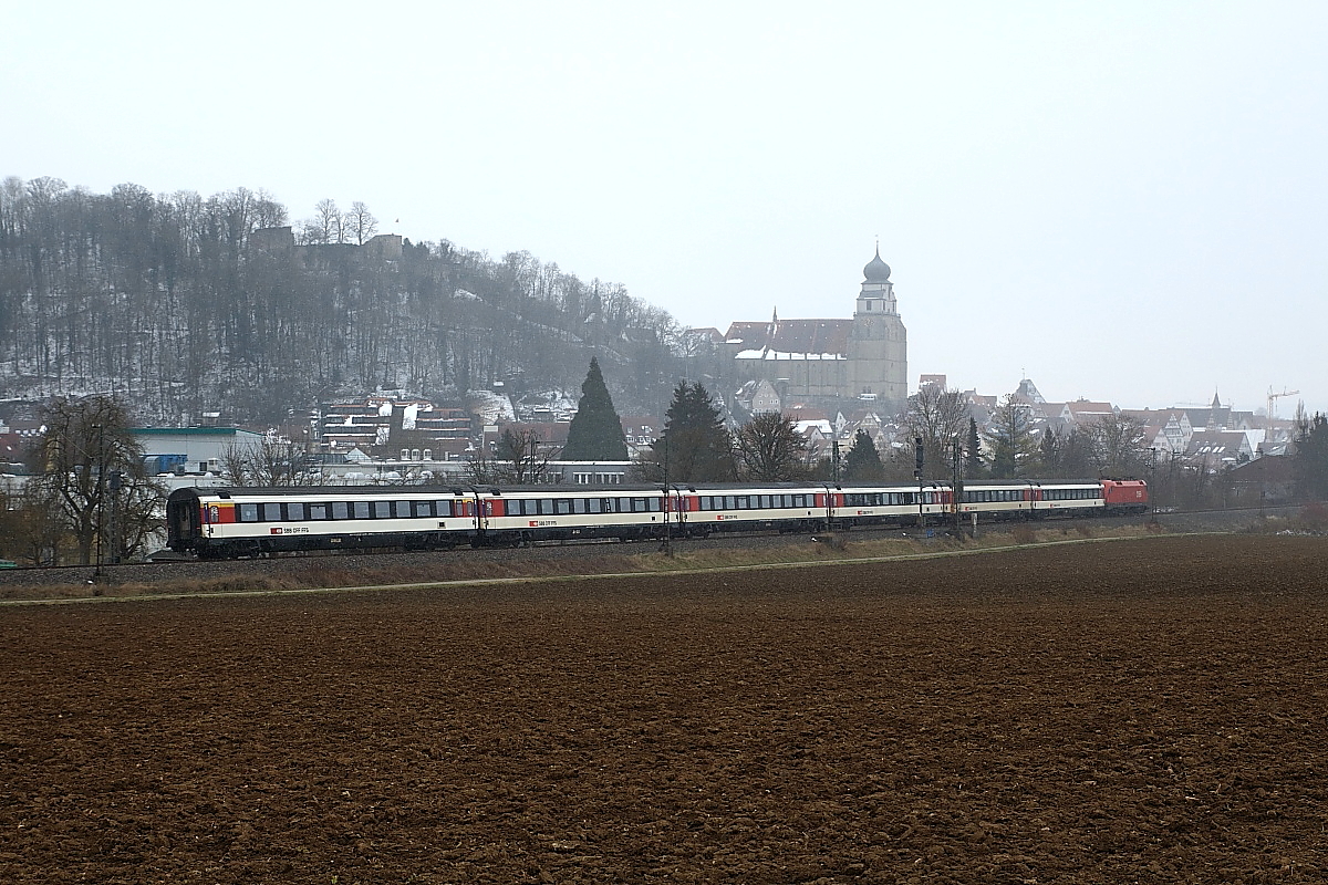 Am 22.03.2018 ist eine 1116 der ÖBB mit dem IC 187 von Stuttgart nach Zürich bei Herrenberg unterwegs. 