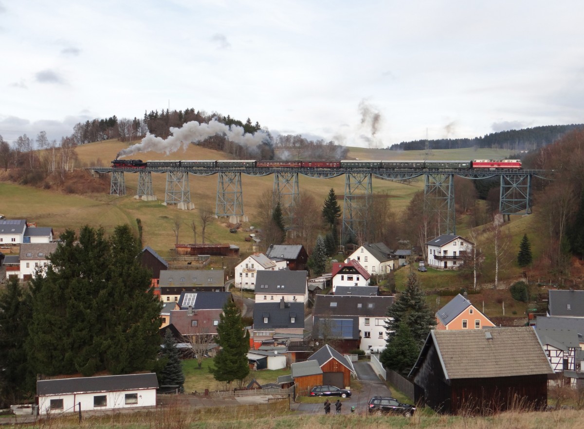 Am 22.12.13 fuhr der Berliner Sonderzug nach Annaberg-Buchholz. Da die Berliner 52er defekt war,fuhr die 52 8131-6 aus Nossen. Hier zusehen auf dem Markersbacher Viadukt in Markersbach.