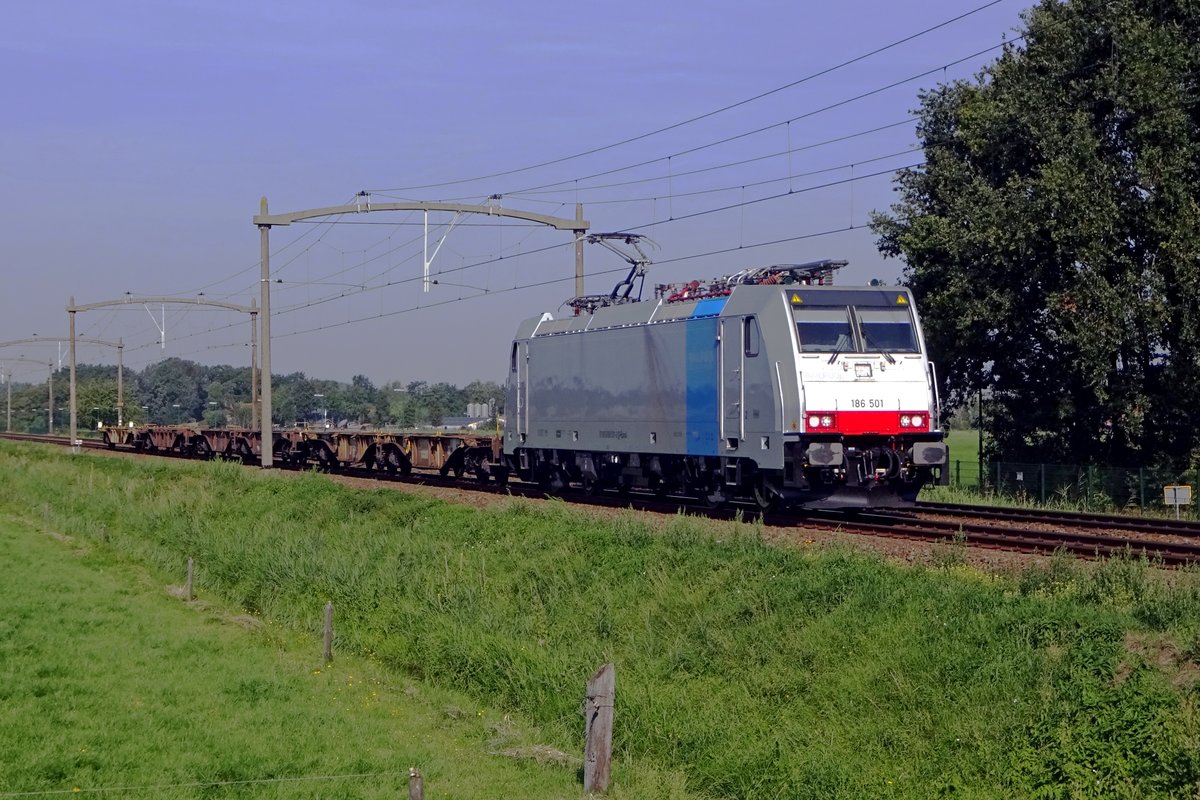 Am 23 Augustus 2019 durchfahrt 186 501 mit ein KLV Hulten