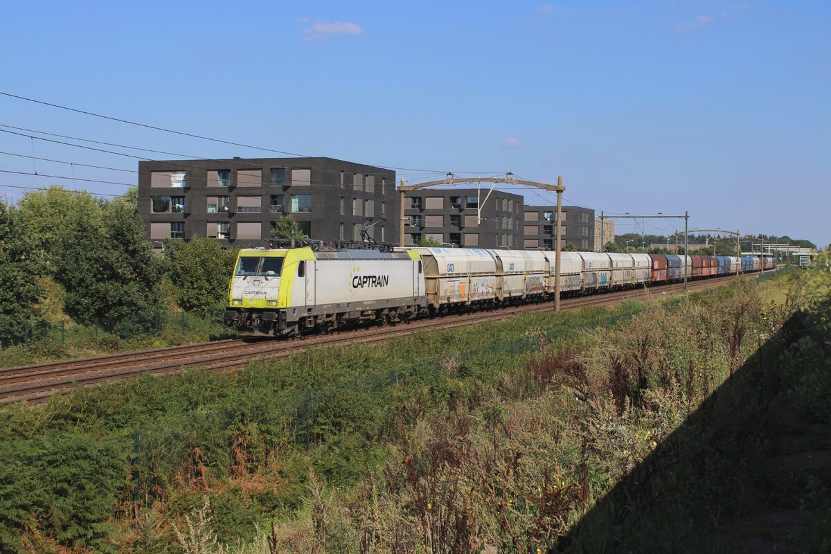 Am 23 Augustus 2023 durchfahrt CapTrain 186 153 mit der aus Bottrop kommender Kohlezug Tilburg-Reeshof.