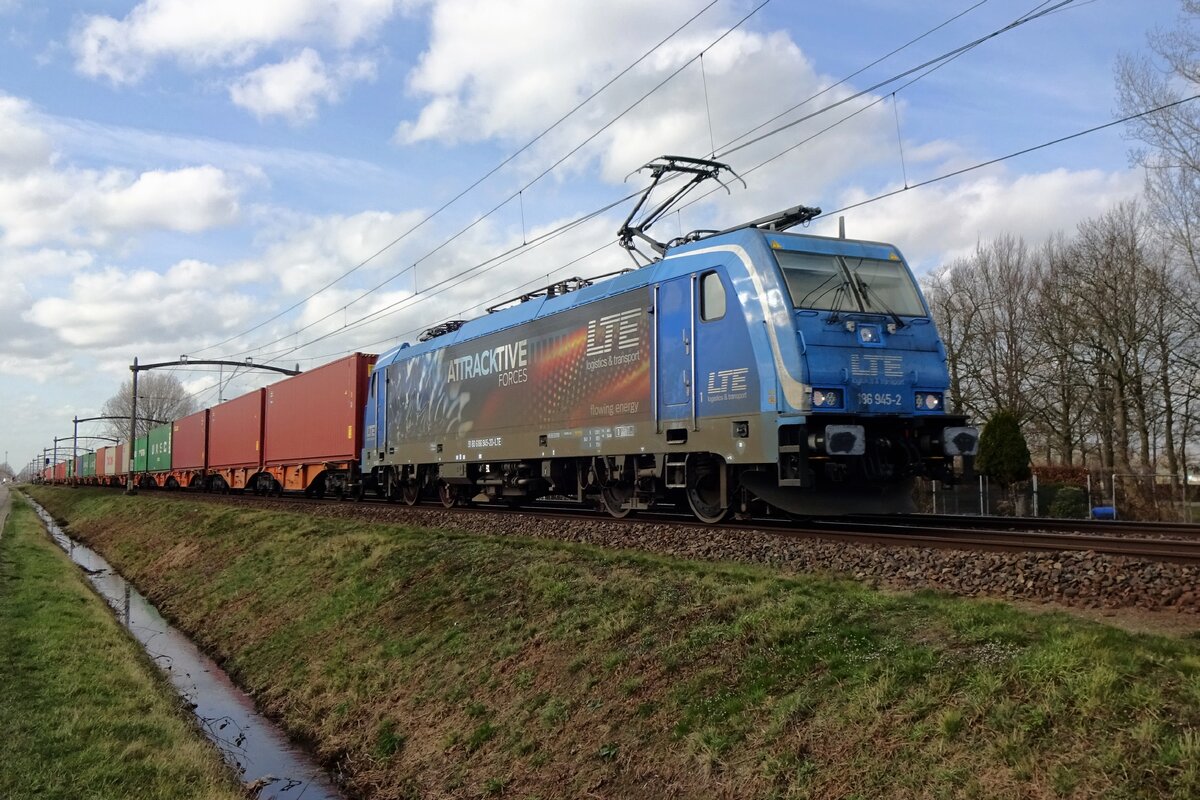 Am 23 Februari 2021 zieht LTE 186 945 ein Containerzug bei Roond. Leider ist dieser Fotostelle wegen hohes Gitterwerk verloren gegangen...