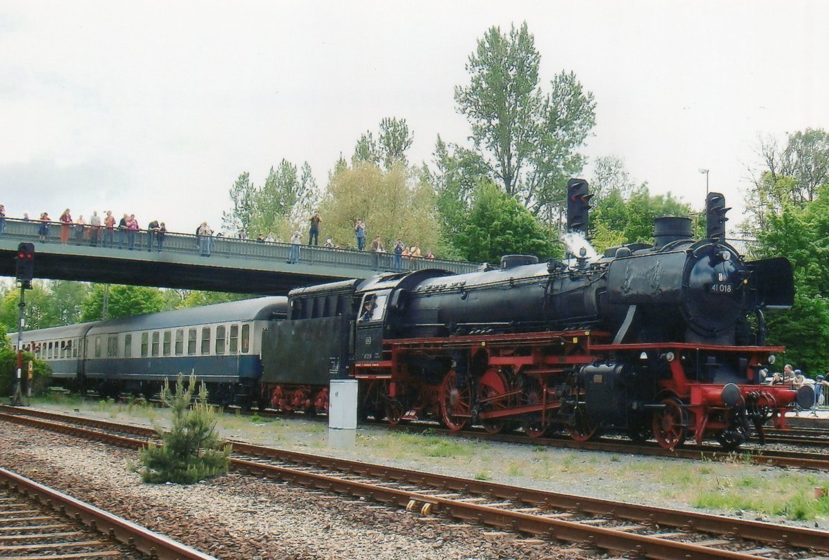 Am 23 Mai 2010 treft 41 018  mit ein Sonderzug in Neuenmarkt-Wirsberg ein. 