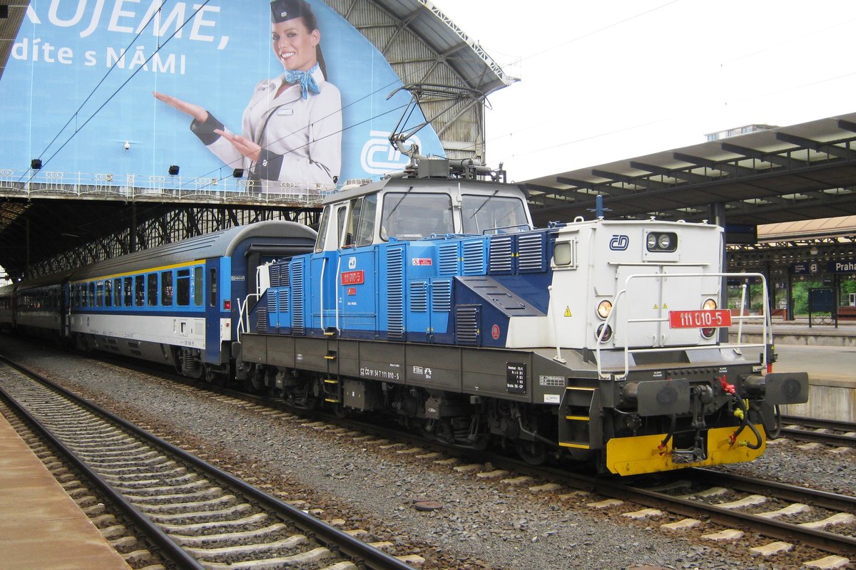 Am 23 Mai 2012 rangiert 111 010 in Praha hl.n. ein EC von Hamburg-Altona.