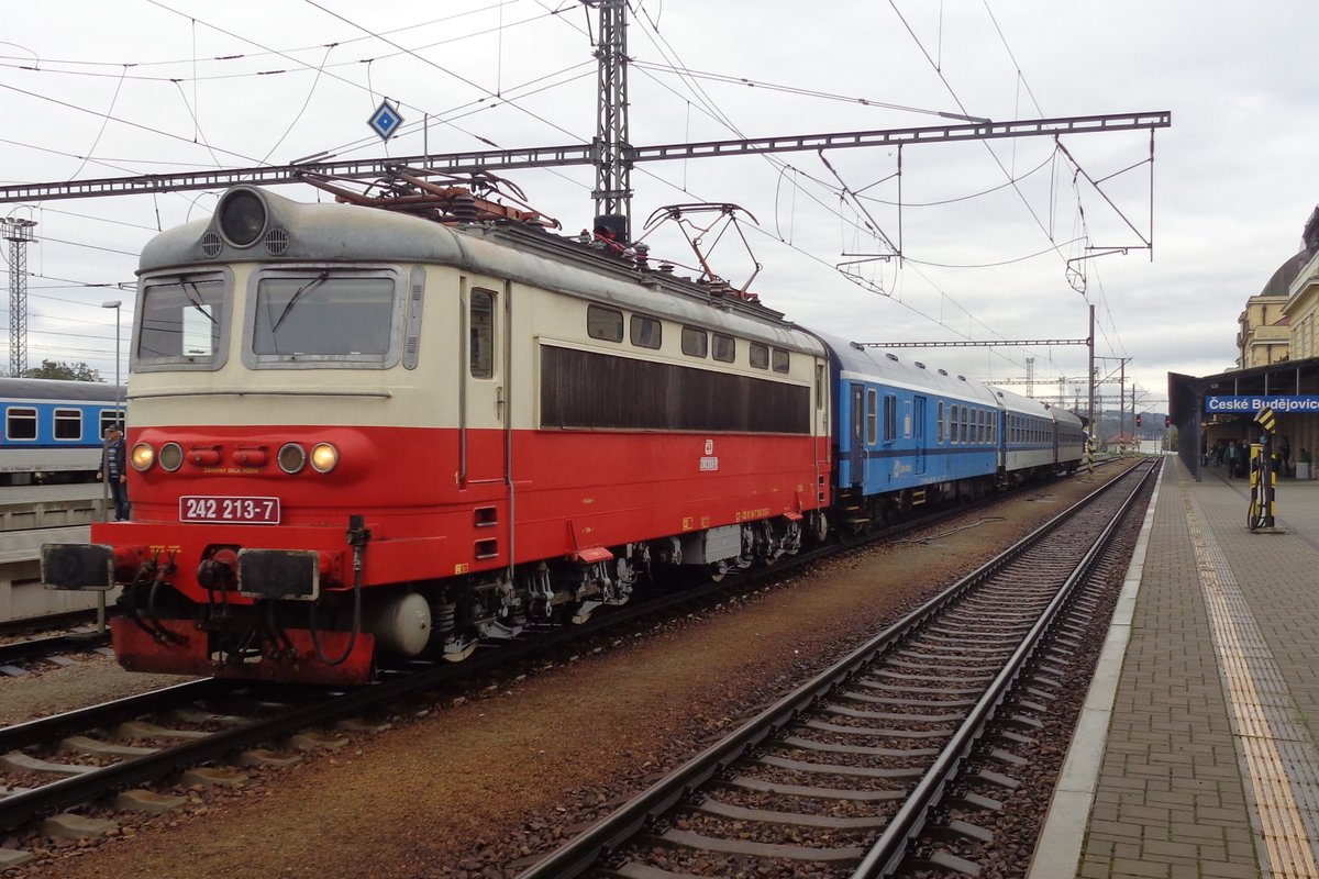 Am 23 September 2018 steht 242 213 in Ceske Budejovice.